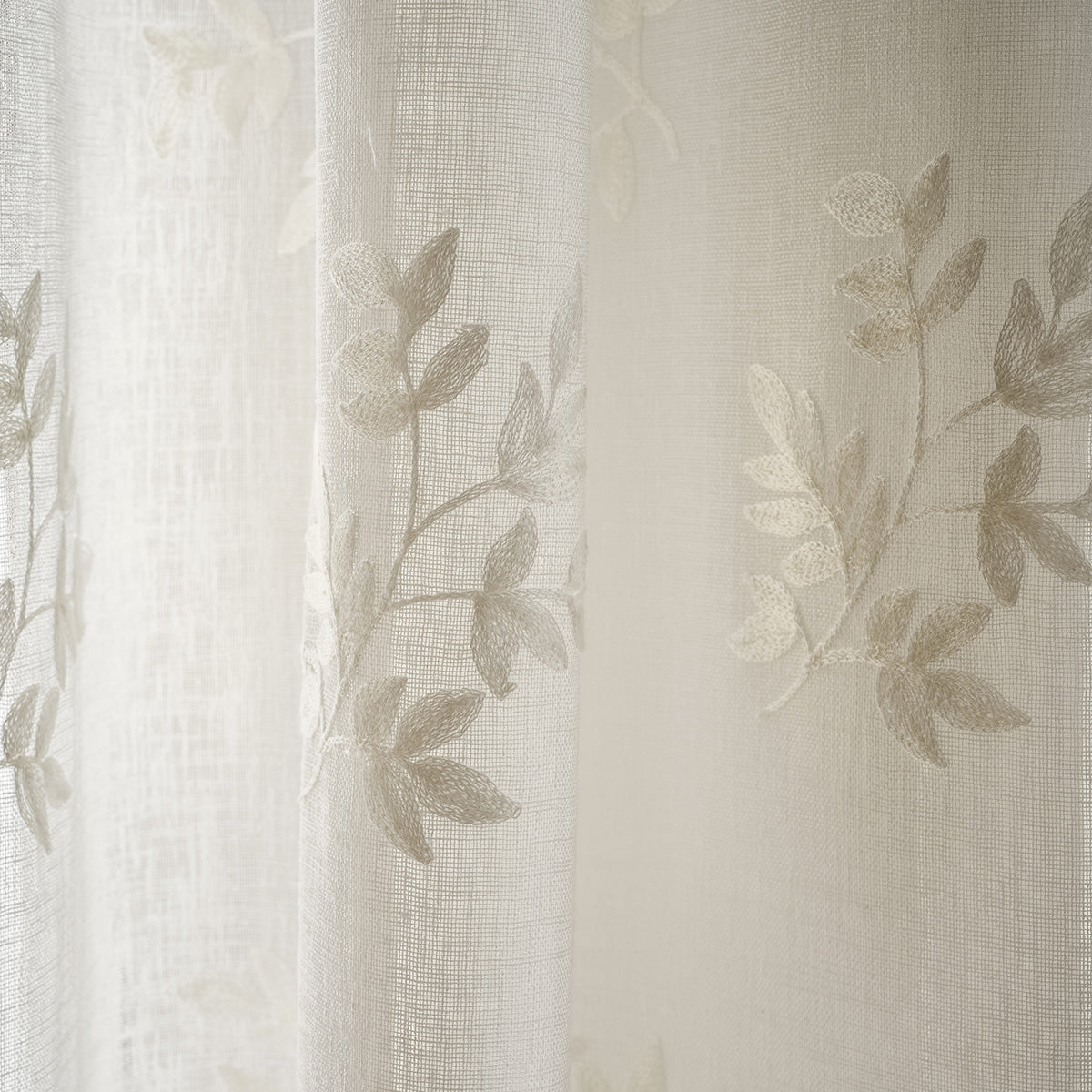 Curtain with studs 140x280cm Leaf Offwhite AW24 532/05