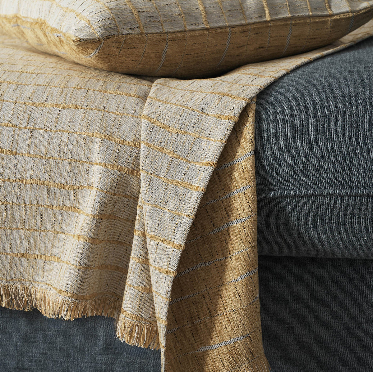 Vespera Leaf Gold Throw 148/04