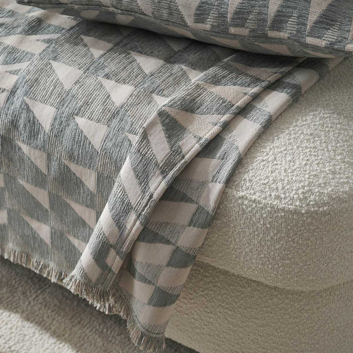Caspian Weed Grey Throw 156/07