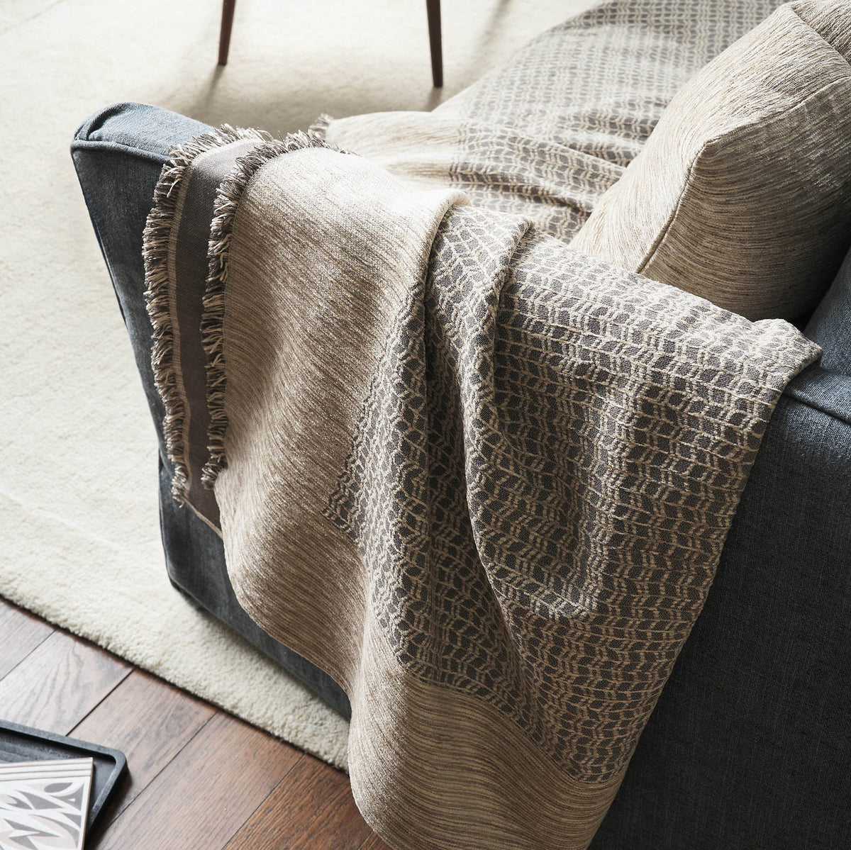 Meadow Throw Ink Grey 160/14