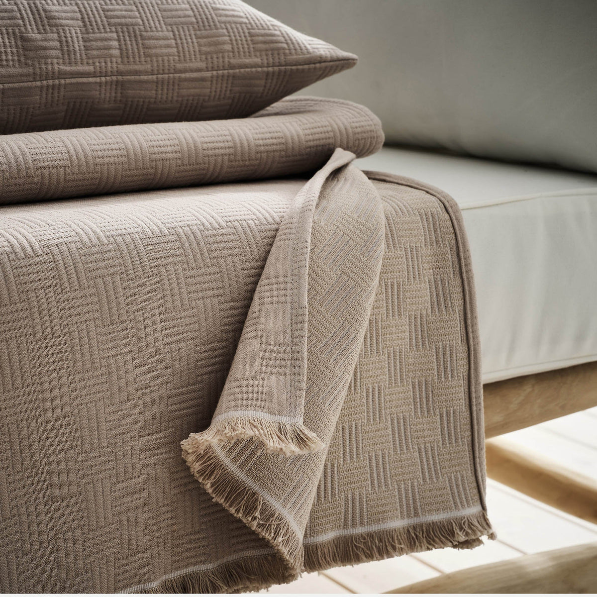 Throw Ilania Sand Beige 318