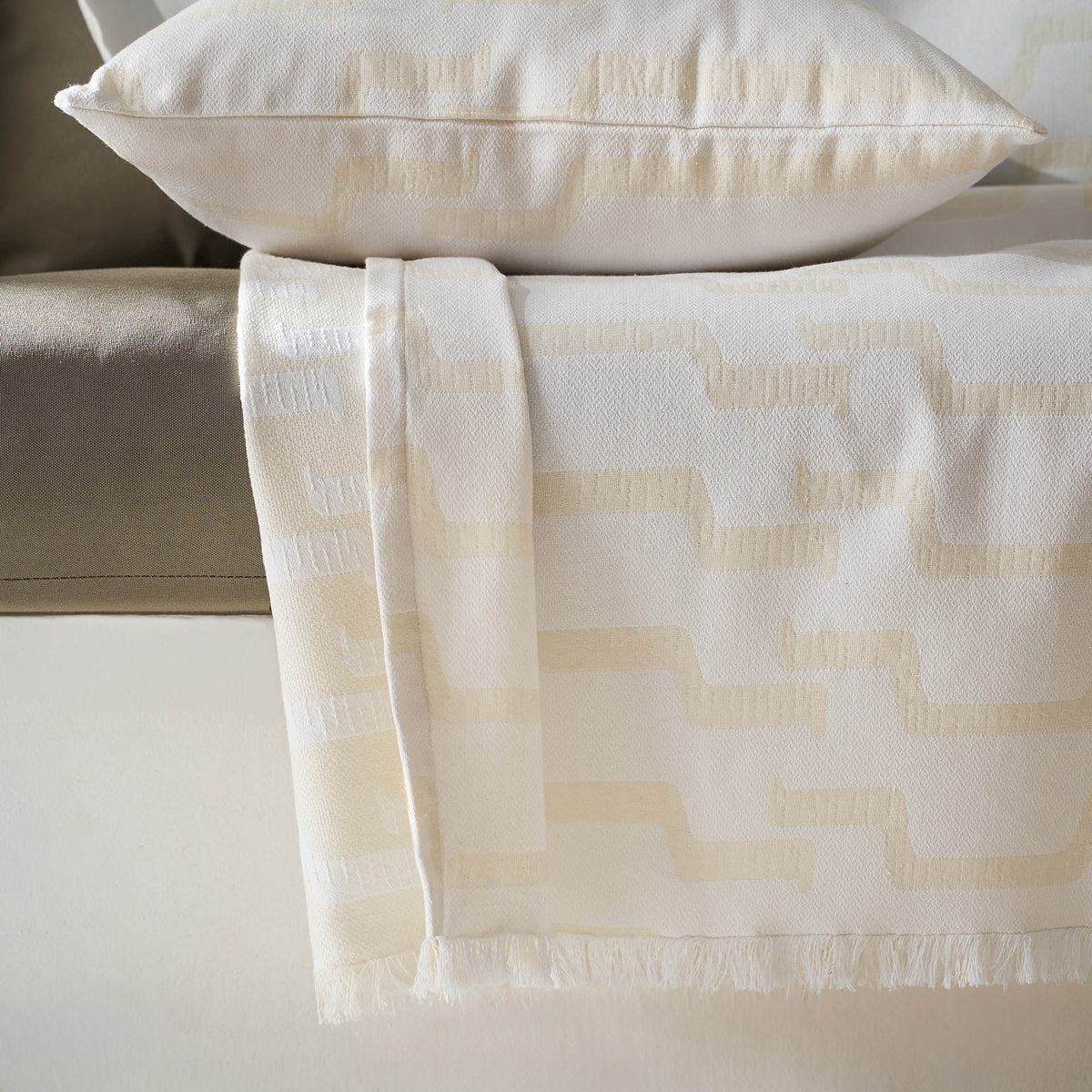 sofa throw Clover Polar White 558/16