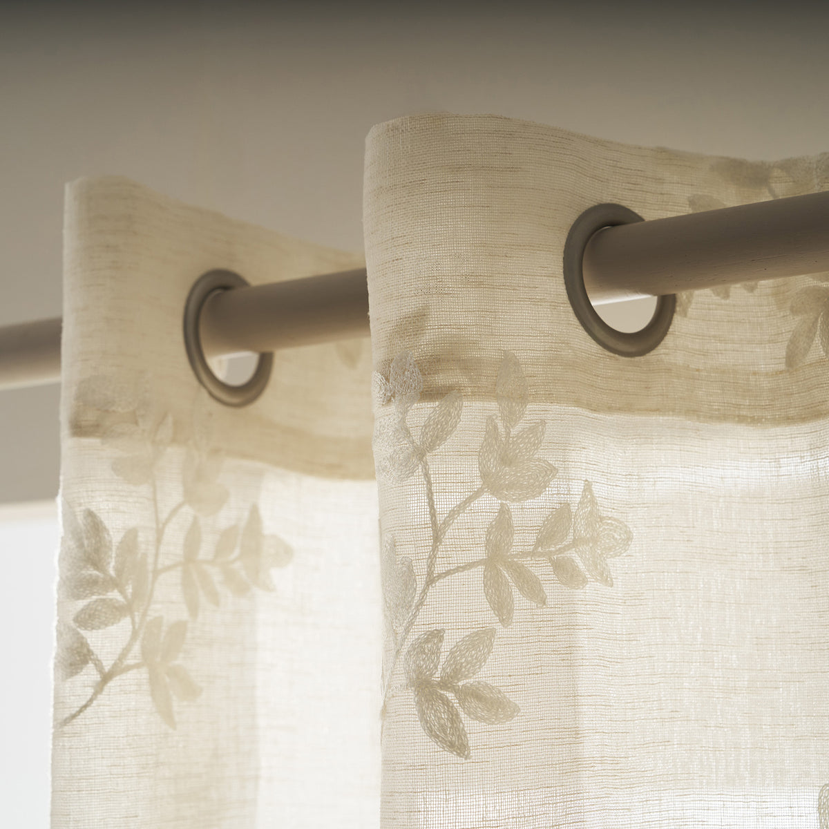 Curtain with studs 140x280cm Leaf Beige AW24 532/06